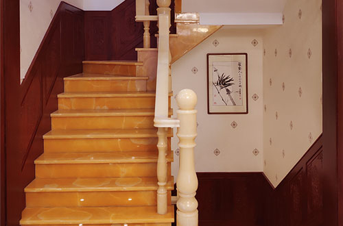 义马中式别墅室内汉白玉石楼梯的定制安装装饰效果